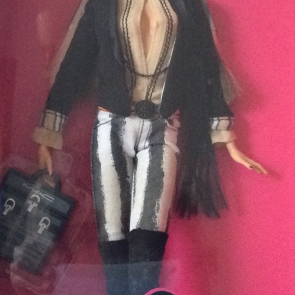 MAC Barbie by Mattel - Picture 5 of 14